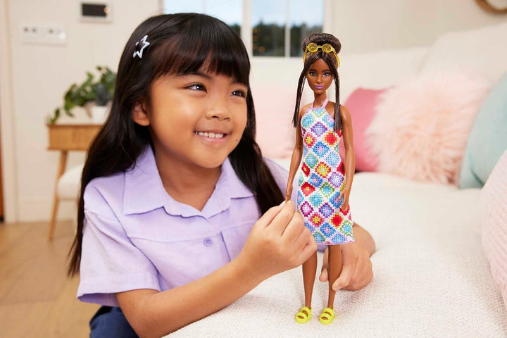 Barbie Fashionistas - Păpușa nr. 210 cu coc glamorous și rochie midi croșetată, ochelari de soare aurii și sandale galbene, pentru copii de la 3 ani în sus, HJT07 Papusi Naty Shop