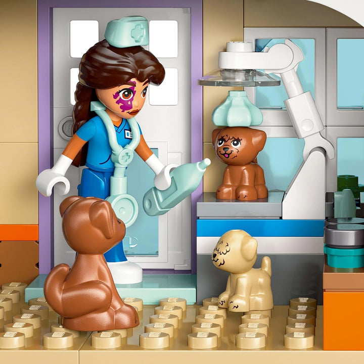 LEGO Friends Cabinet veterinar pentru cai și animale de companie, set de construcție și joacă pentru jocuri de rol imaginative cu 3 minifigurine și 5 figurine de animale, idee de cadou pentru fete de la 7 ani 42651 Seturi de constructie Besuche den LEGO-Store