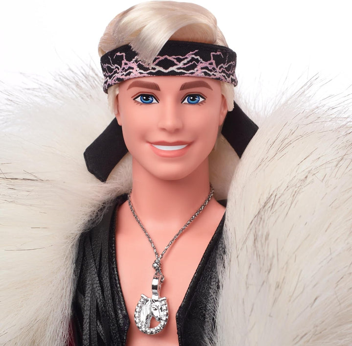 Barbie the Movie păpușă Ken de colecție purtând haină mare din blană artificială și vestă neagră cu franjuri și bandană, HRF31 Papusi Naty Shop