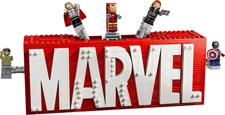 LEGO Marvel: Logo-ul și minifigurinele Marvel - Set de colecție cu Hulk, Thor, Iron Man, Black Widow și Captain America - Set de construcție cu figurine Avengers - Cadou pentru băieți și fete de la 12 ani 76313 Seturi de constructie Besuche den LEGO-Store