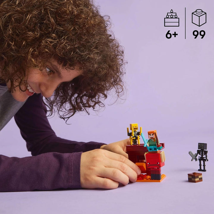 LEGO Minecraft Duelul de lavă din adâncuri, jucărie pentru fanii jocului video, fortăreață cu minifigurine, inclusiv Alex, scheletul Wither, Lohe și Strider, cadou pentru fete și băieți de la 6 ani 21266 Seturi de constructie Besuche den LEGO-Store
