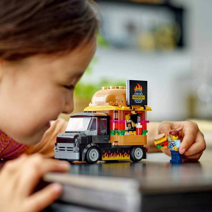LEGO City Burger Truck, set de construcție cu mașină de jucărie pentru copii de 5 ani, minifigurină Food Truck și accesorii, cadou distractiv pentru băieți și fete 60404 Seturi de constructie Besuche den LEGO-Store