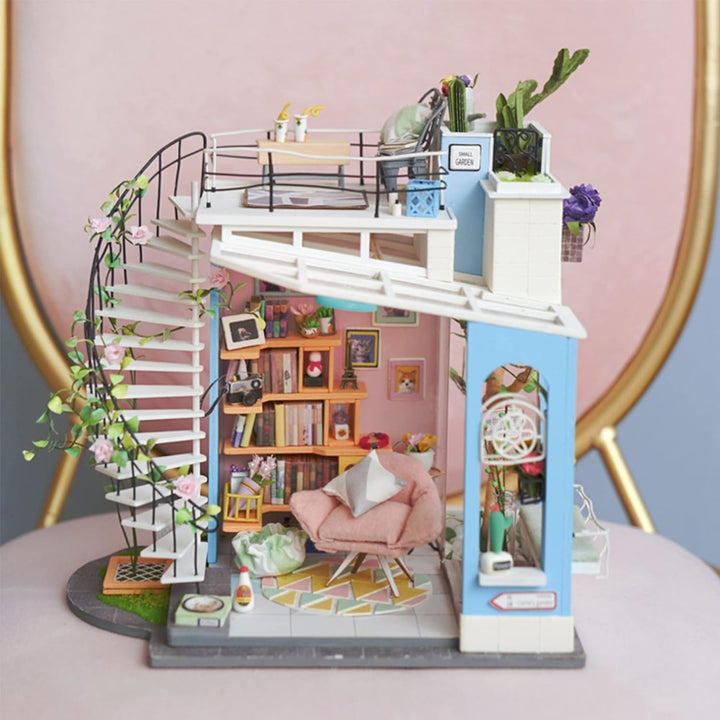 Robotime DG12 Rolife Dora'S Loft Casă de păpuși în miniatură din lemn, metal, țesătură și carton, dimensiuni: 23 X 16 X 26 cm, 248 de piese Casute de papusi Naty Shop