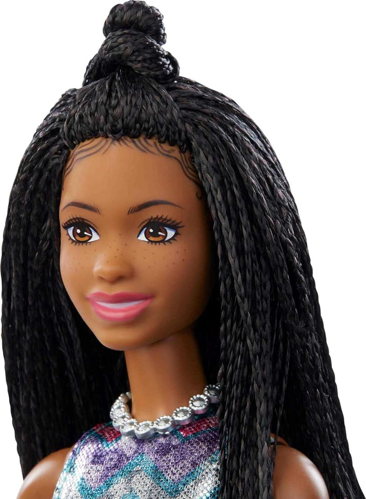 Barbie GYJ22 - scenă liberă pentru păpușa Big Dream Brooklyn (aprox. 30 cm, codițe maro) cu melodii din film, lumini, microfon și accesorii, cadou pentru copii de la 3 ani în sus Papusi Naty Shop