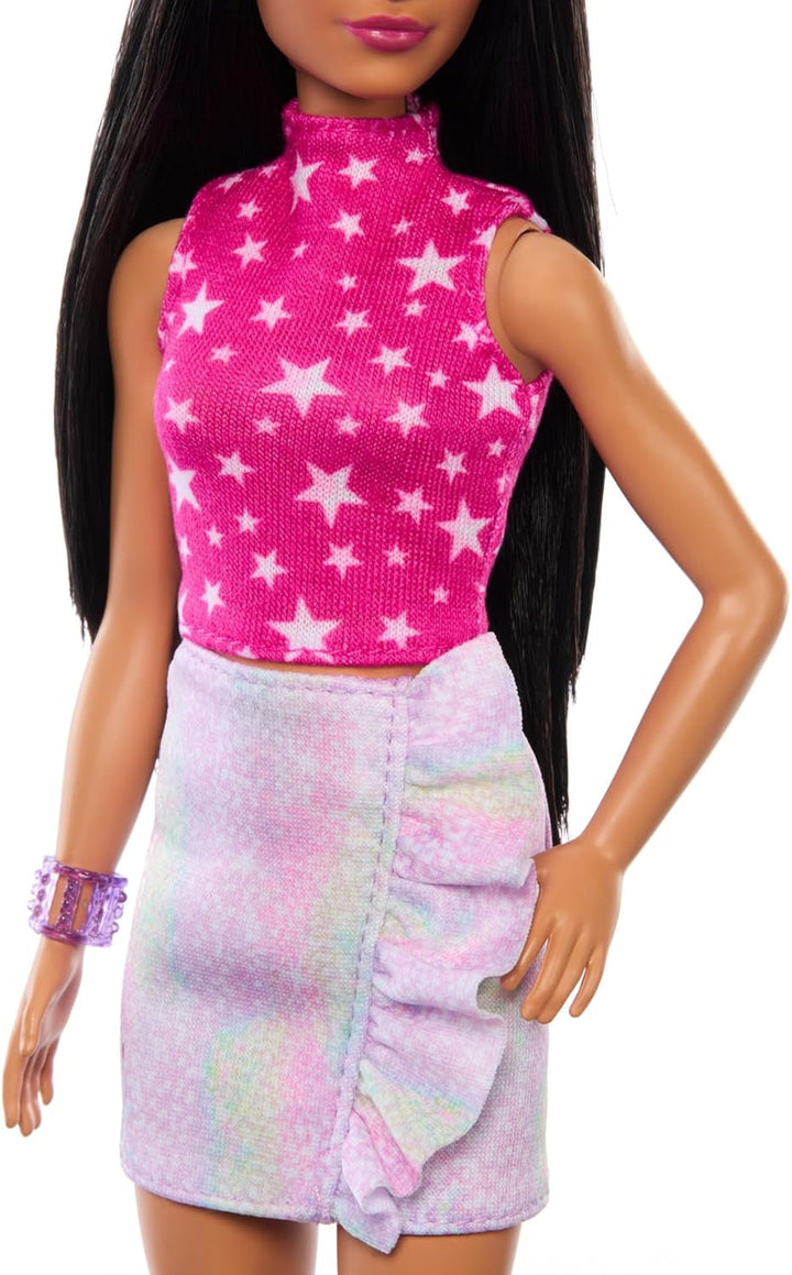 Păpușa Barbie Fashionistas nr. 215 cu păr negru drept, top roz cu model în formă de stea și fustă iridescentă, păpușă de modă de colecționat cu ocazia celei de-a 65-a aniversări, HRH13 Papusi Naty Shop