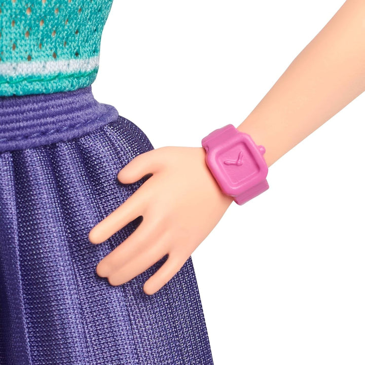 Păpușă Barbie Fashionistas nr. 232 cu păr roșcat, bluză sport din jersey cu imprimeu B, fustă plisată mov, ceas de mână și adidași, HYT90 Papusi Naty Shop