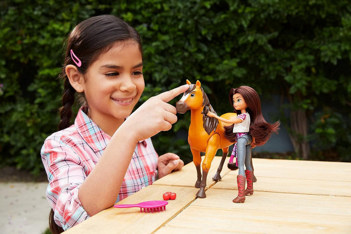 Dreamworks Spirit GXF95 - Set de aventură de călărie cu păpușă Lucky (17,78 cm) și cal Spirit (20,32 cm), jucării pentru vârsta de 3+ Papusi Naty Shop