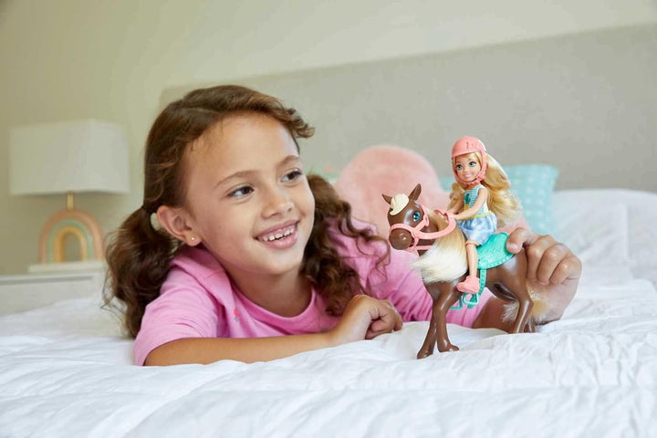 Barbie GHV78 - Club Chelsea Playset cu păpușă și cal, aprox. 15 cm, blondă, cu modă și accesorii, jucărie cadou pentru copii de la 3 la 7 ani Papusi Naty Shop