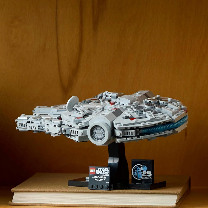 LEGO Star Wars Millennium Falcon, set aniversar 25 de ani pentru adulți, navă construibilă, piesă de colecție din "O nouă speranță", kit model navă spațială, cadouri pentru bărbați, femei 75375 Seturi de constructie Besuche den LEGO-Store