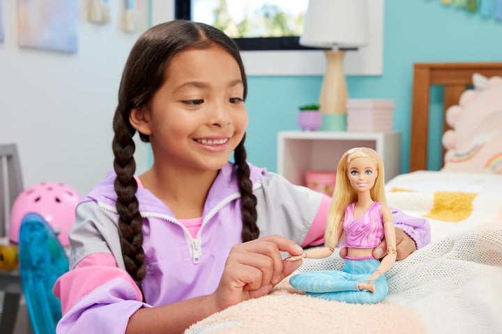 Păpușă Barbie Made-To-Move Fashion cu păr blond, top sport roz detașabil și pantaloni yoga albaștri, 22 de articulații mobile", HRH27, [Multicolor] Papusi Naty Shop