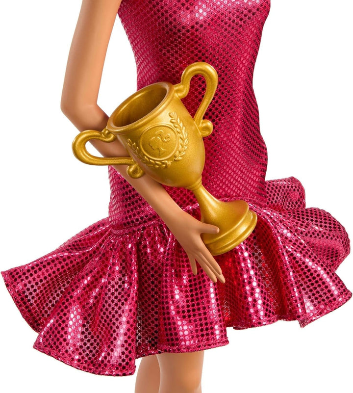 Papusa Barbie dansatoare de moda cu rochie rosie cu volane, pantofi de dans, par castaniu si accesorii trofeu de dans, JFR09 Papusi Naty Shop