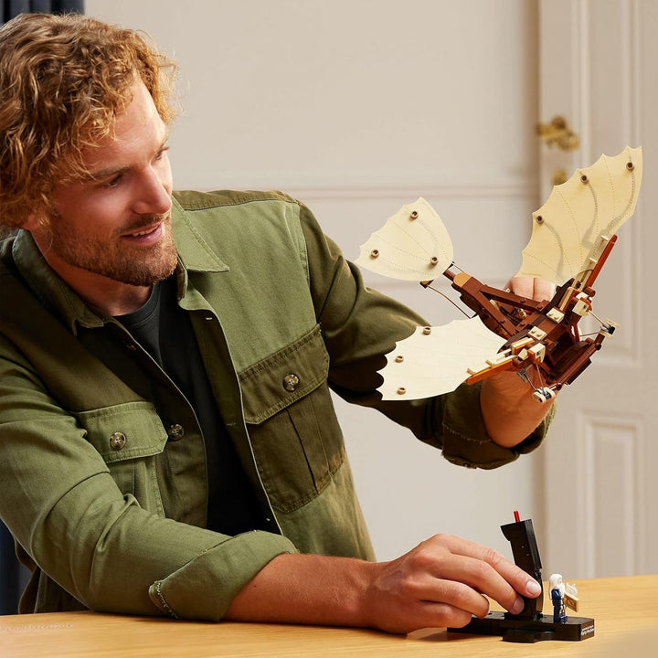 LEGO Icons Leonardo Da Vinci's Flying Machine With Flapping Wings - Include minifigurină și suport - Set de construcție pentru adulți - Set de decorațiuni pentru casă - Idee de cadou - 10363 Seturi de constructie Besuche den LEGO-Store