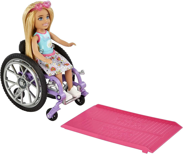 Barbie Chelsea Series, Fashionista Chelsea Doll cu păr blond, rochie, ochelari de soare, scaun cu rotile și rampă, autocolante, cadou pentru copii, jucării de la 3 ani, Hgp29 Papusi Naty Shop