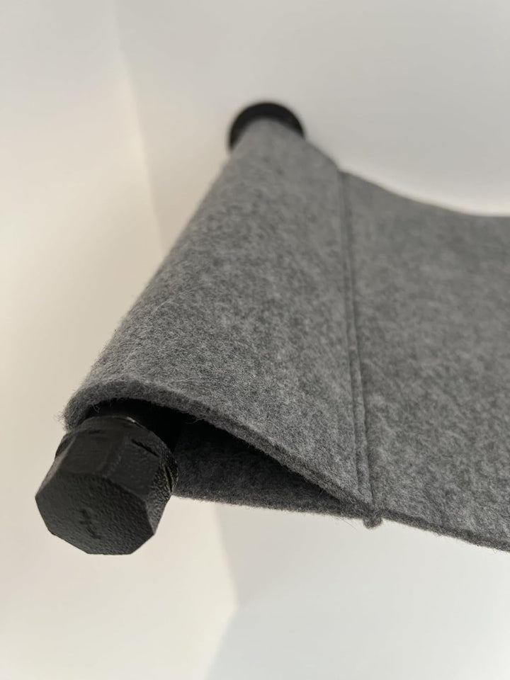 Hamac pentru pisici | Calitate înaltă | Hamac modern pentru pisici, montat pe perete | Elegant | Susține până la 30 kg | Metal negru și fetru moale de lână | Negru și gri