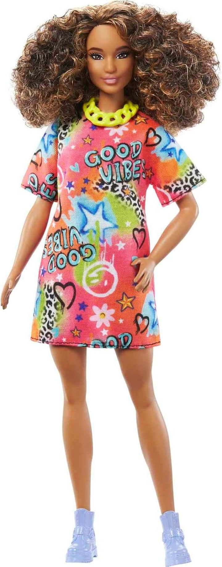 Barbie Fashionistas - Păpușa nr. 210 cu coc glamorous și rochie midi croșetată, ochelari de soare aurii și sandale galbene, pentru copii de la 3 ani în sus, HJT07 Papusi Naty Shop Rochie tricou Good Vibes