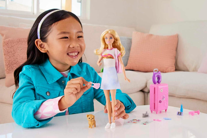 Păpușă Barbie, Travel Barbie cu păr blond, 10+ accesorii de călătorie, autocolante, valiză, cățeluș, incl. 1 păpușă, cadou pentru copii, jucărie de la 3 ani,Hjy18 Papusi Naty Shop