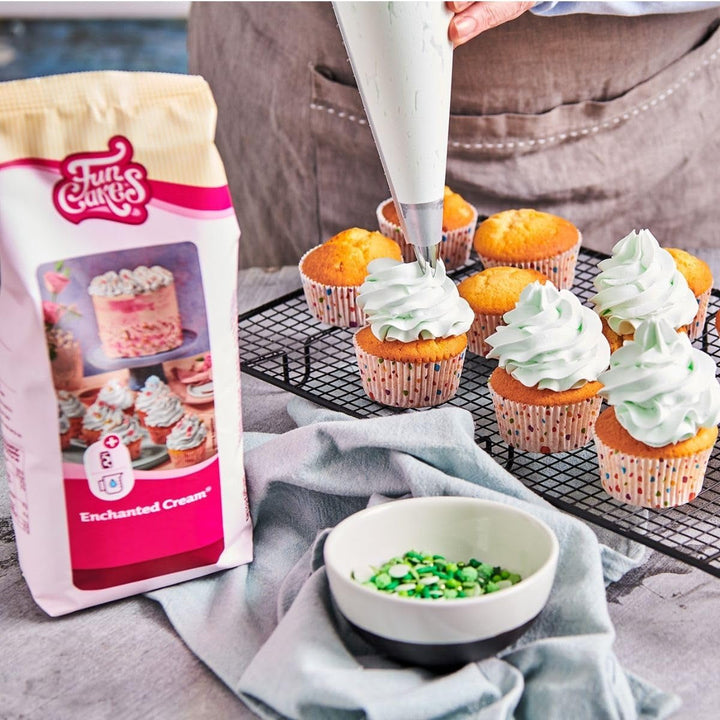Funcakes Mix Für Enchanted Cream®: Einfach Zu Verwendende, Sehr Leichte Und Flauschige Schneeweiße Creme, Perfekt Zum Füllen Und Abdecken Von Kuchen Oder Als Belag Für Cupcakes, Halal., 900 G Amestec pentru copt si gatit Naty Shop