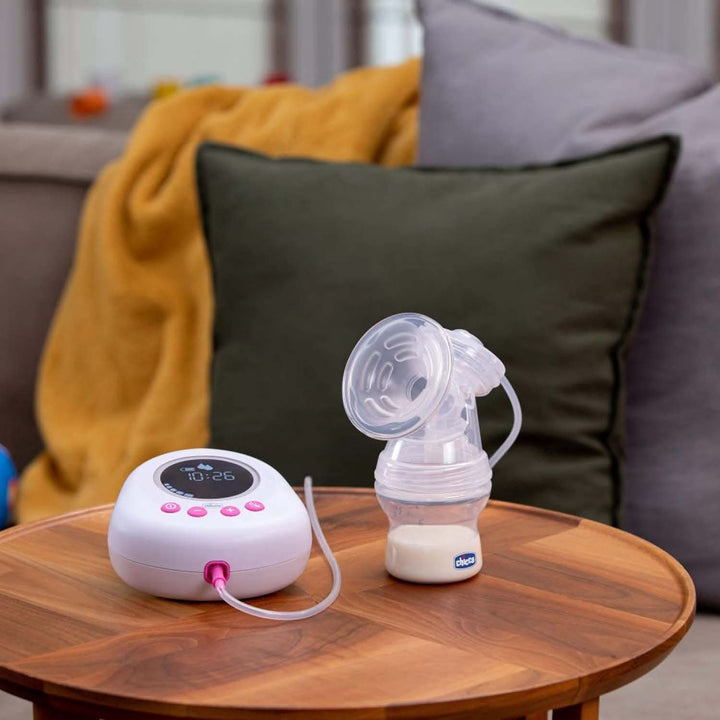 Pompă electrică pentru sân Chicco cu faze de stimulare și extracție, 10 niveluri de intensitate, confortabilă și rapidă, formă ergonomică, cu tetina înclinată și capac etanș, alb, 150 ml Accesorii Hrana si Alaptare Bebe Naty Shop