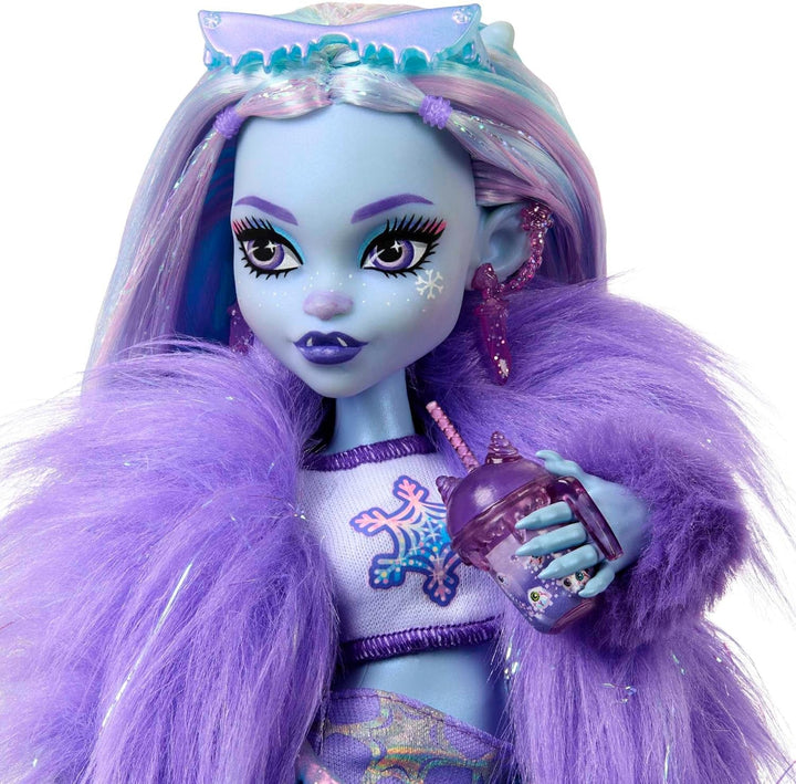 Monster High Abbey Bominable Yeti cu animal de companie Mammoth și accesorii - aspect Spook-tastic Snowflake pentru copii 4+, HNF64 Papusi Naty Shop