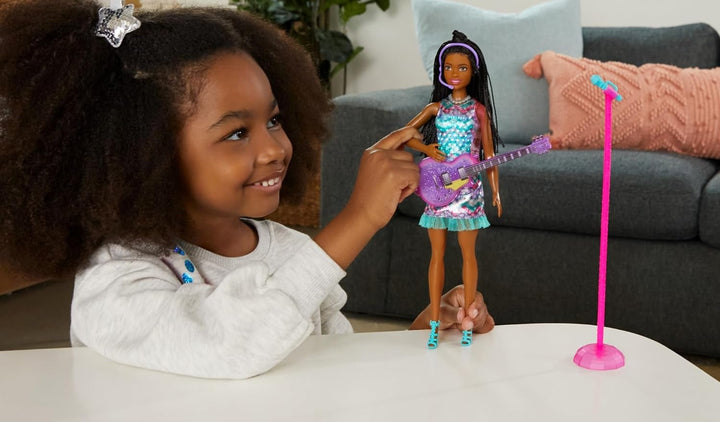 Barbie GYJ22 - scenă liberă pentru păpușa Big Dream Brooklyn (aprox. 30 cm, codițe maro) cu melodii din film, lumini, microfon și accesorii, cadou pentru copii de la 3 ani în sus Papusi Naty Shop
