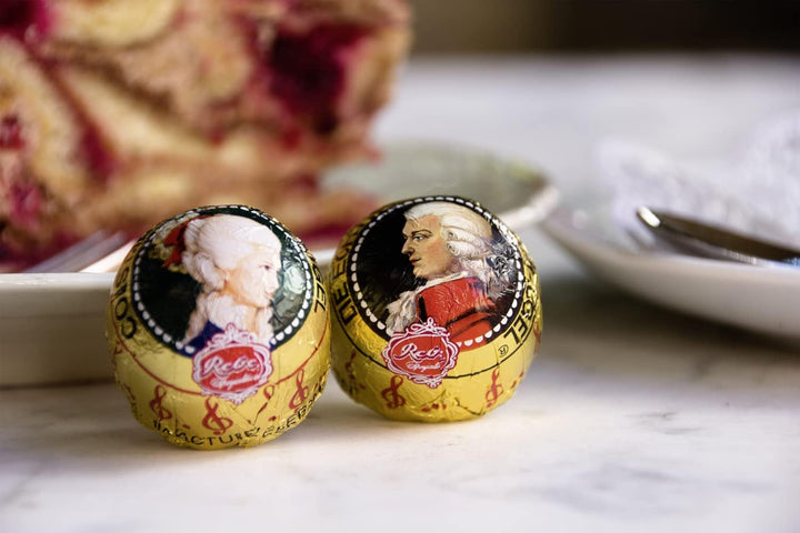 Reber Mozart, sfere din ciocolată neagră, umplute cu marțipan, fistic, migdale și nuga de alune Naty Shop