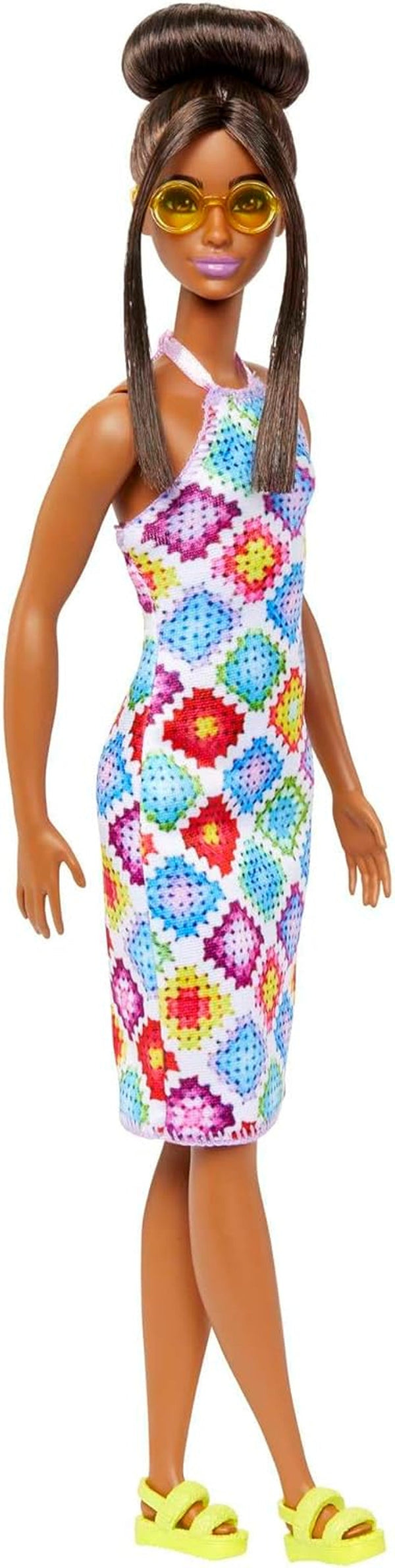 Barbie Fashionistas - Păpușa nr. 210 cu coc glamorous și rochie midi croșetată, ochelari de soare aurii și sandale galbene, pentru copii de la 3 ani în sus, HJT07 Papusi Naty Shop Modern