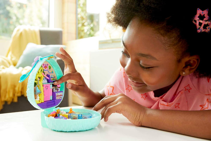 Polly Pocket GTN15 - Cutie de cafea cu arici în design de cafenea și animal de companie, păpușă și prieten mic Polly, 2 figuri de animale, efecte surpriză, cadou de jucărie minunat pentru copii cu vârsta peste 4 ani Papusi Naty Shop