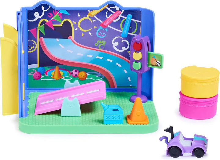 Gabby's Dollhouse Deluxe Room, cameră de joacă Purr-Ific, cameră de joacă cu mașină de jucărie Carlita, 2 piese de mobilier și 2 cutii surpriză cu accesorii, potrivită pentru copii de 3 ani și peste Casute de papusi Naty Shop