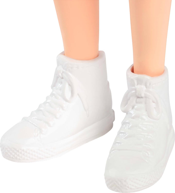 Păpușă Barbie Fashionistas nr. 232 cu păr roșcat, bluză sport din jersey cu imprimeu B, fustă plisată mov, ceas de mână și adidași, HYT90 Papusi Naty Shop