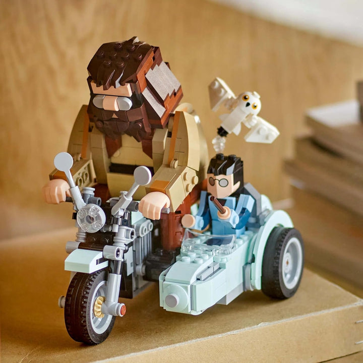 LEGO Harry Potter Hagrid and Harry's Motorbike Tour, jucărie cu motocicletă mobilă cu Sidecar & Hedwig Minifigure, cadou de ziua de naștere pentru fanii lumii vrăjitorilor, băieți și fete cu vârsta de 9+ 76443 Seturi de constructie Besuche den LEGO-Store