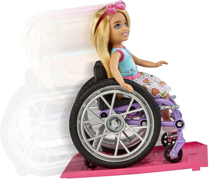 Barbie Chelsea Series, Fashionista Chelsea Doll cu păr blond, rochie, ochelari de soare, scaun cu rotile și rampă, autocolante, cadou pentru copii, jucării de la 3 ani, Hgp29 Papusi Naty Shop