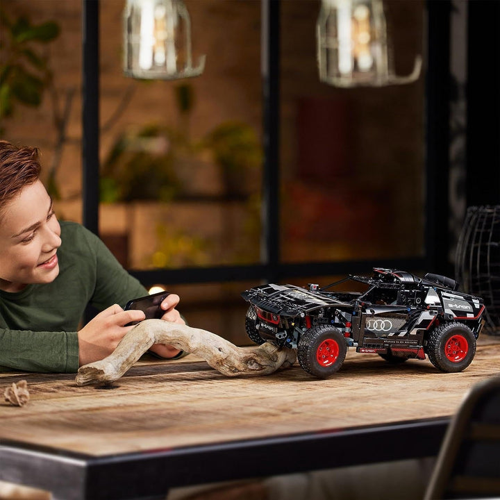 LEGO 42160 Technic Audi RS Q E-Tron, mașină de raliu controlată de la distanță, Dakar rally off-road car, RC controlat prin aplicație cu Control +, cadou pentru băieți, fete și fani de la 10 ani pentru a construi Seturi de constructie Besuche den LEGO-Store