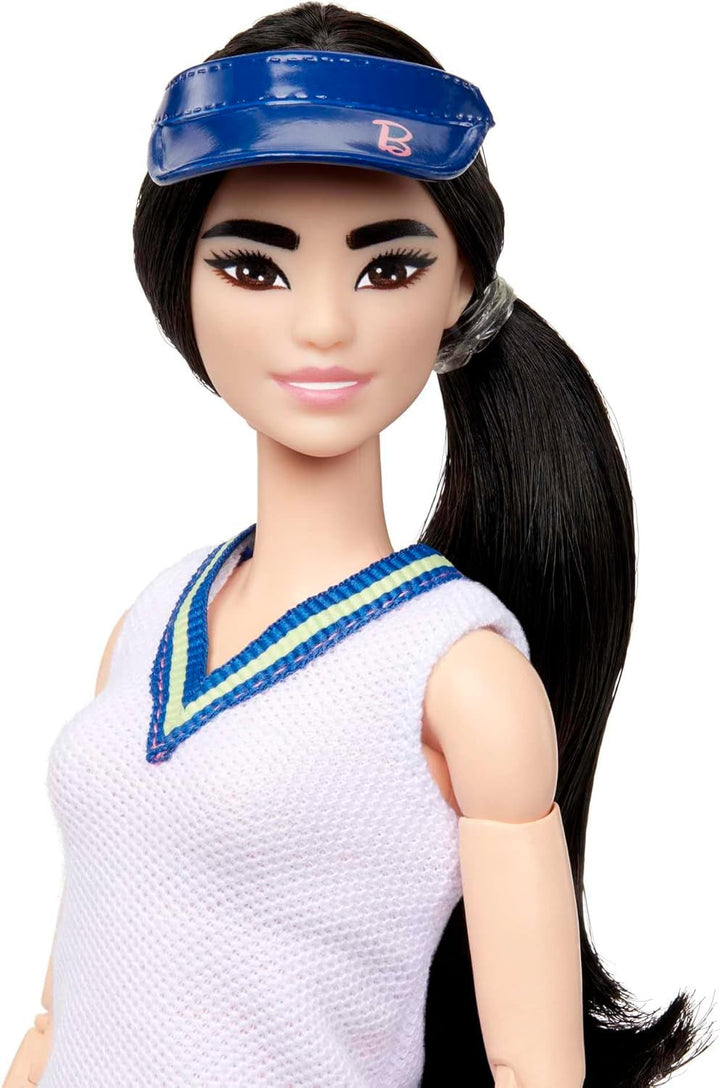 Barbie Made to Move - Jucătoare de tenis cu rachetă și minge - Păpușă cu 22 de articulații pentru o distracție realistă în timpul jocului, pentru fanii tenisului și copiii cu vârsta de 3 ani și peste, HKT73 Papusi Naty Shop