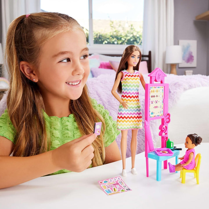 Păpușă Barbie profesoară cu păpușă de modă brunetă cu rochie cu model, 1 păpușă Toddler și accesorii pentru clasă, JCR76 Papusi Naty Shop