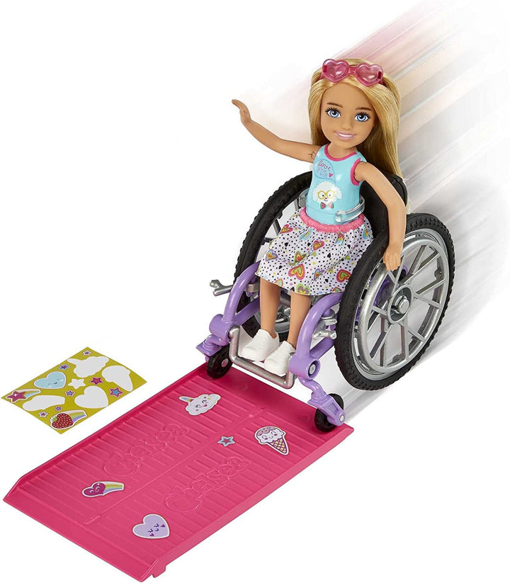 Barbie Chelsea Series, Fashionista Chelsea Doll cu păr blond, rochie, ochelari de soare, scaun cu rotile și rampă, autocolante, cadou pentru copii, jucării de la 3 ani, Hgp29 Papusi Naty Shop