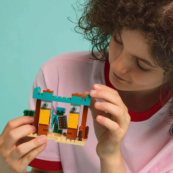 LEGO Minecraft The Illager Desert Patrol, set joc video pentru copii, mini-jucărie cu avanpost și trei minifigurine, inclusiv Plunderer, Servant și Cactus Knight 21267 Seturi de constructie Besuche den LEGO-Store