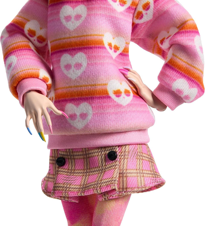 Păpușă și accesorii Monster High Wednesday, Enid Sinclair figurină de colecție în roz cu beretă și rucsac, suport pentru păpușă, HXJ05 Papusi Naty Shop