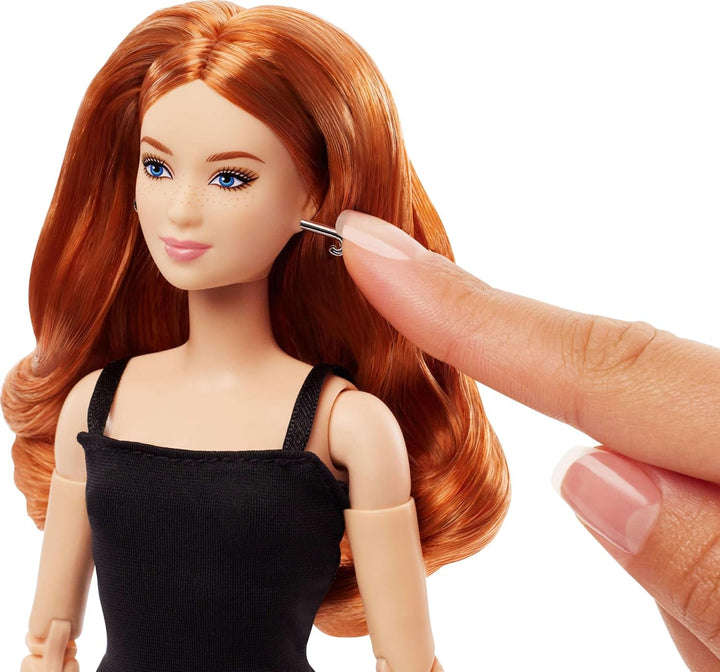 Mattel Barbie Basics Model 4, păpușă de colecție cu bucle roșii, rochie mini neagră și cizme, modă universală, corp mic mobil și cap interschimbabil, JBH74 Papusi Naty Shop