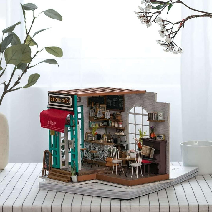 Robotime DG109 Rolife Simon's Cafe Casă de păpuși în miniatură din placaj și plastic, dimensiuni: 23 X 19 X 19 cm, 203 piese Casute de papusi Naty Shop