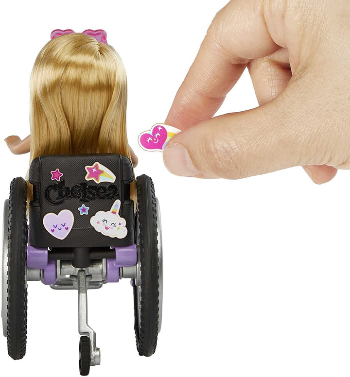 Barbie Chelsea Series, Fashionista Chelsea Doll cu păr blond, rochie, ochelari de soare, scaun cu rotile și rampă, autocolante, cadou pentru copii, jucării de la 3 ani, Hgp29 Papusi Naty Shop