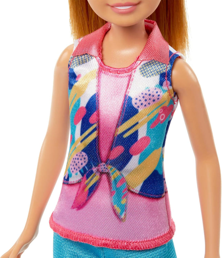 Barbie și sora mai mică Stacie - Asigură aventurile fraților în haine de vară și accesorii, inclusiv aparat de fotografiat, binoclu, pălărie de vară și două pălării mici, pentru copii de la 3 ani, HRM09 Papusi Naty Shop