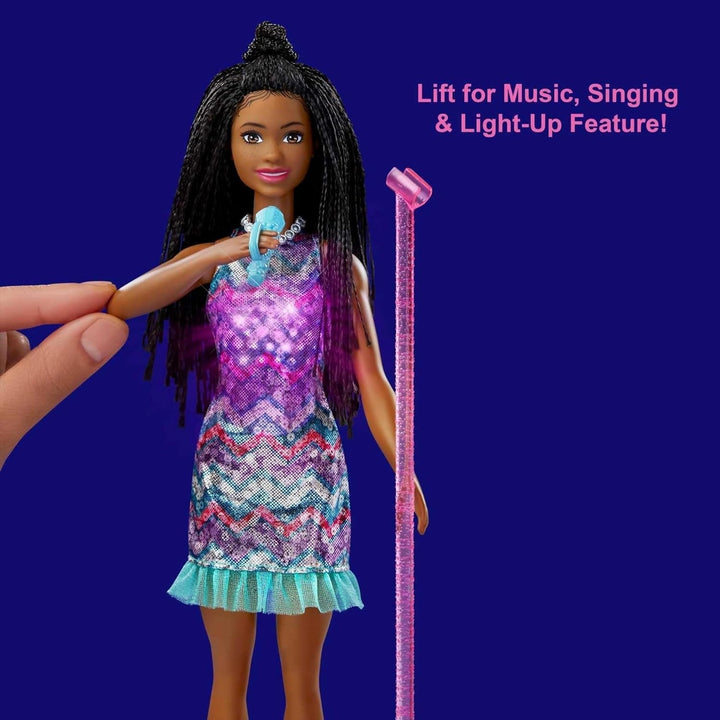 Barbie GYJ22 - scenă liberă pentru păpușa Big Dream Brooklyn (aprox. 30 cm, codițe maro) cu melodii din film, lumini, microfon și accesorii, cadou pentru copii de la 3 ani în sus Papusi Naty Shop