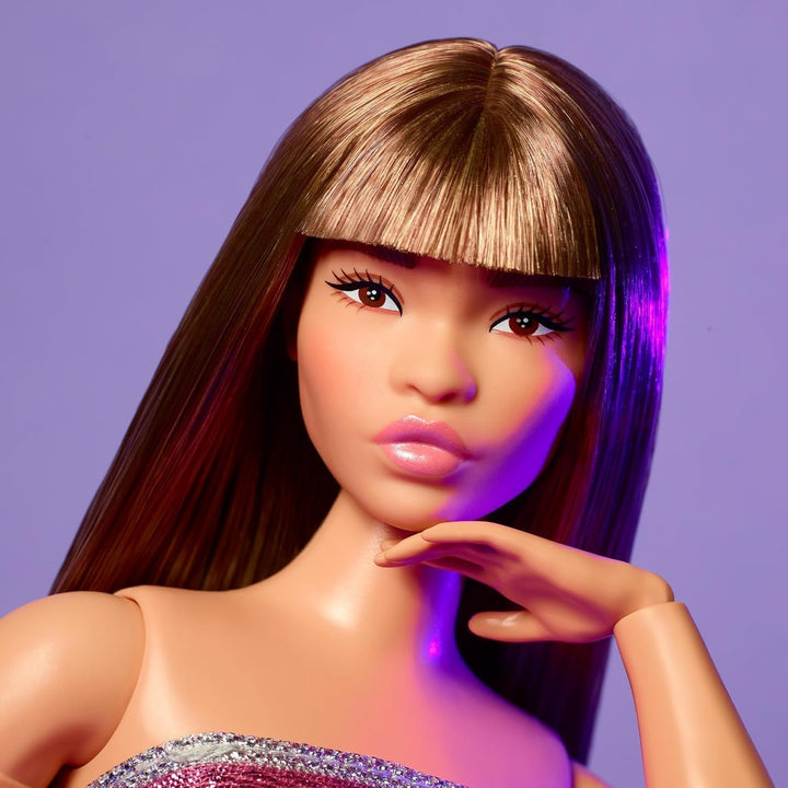 Barbie Looks Doll, figurină de colecție nr. 24 cu păr șaten și modă modernă Y2K, rochie strălucitoare fără bretele cu tocuri înalte Peep-toe, HRM16 Papusi Naty Shop