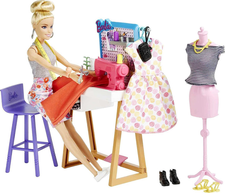 Barbie HDY90 - păpușă designer de modă (30,40 cm) și studio, 25+ accesorii de design și modă, birou de design, scaun, mașină de cusut, model de țesătură, manechin și multe altele, jucării de la 3 ani Papusi Naty Shop