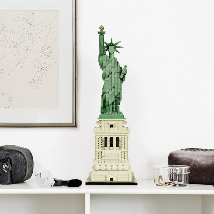 LEGO Architecture Statuia Libertății, set mare, kit model, suvenir New York, potrivit ca decor pentru casă și birou, idee de cadou pentru copii și adulți 21042 Seturi de constructie Besuche den LEGO-Store