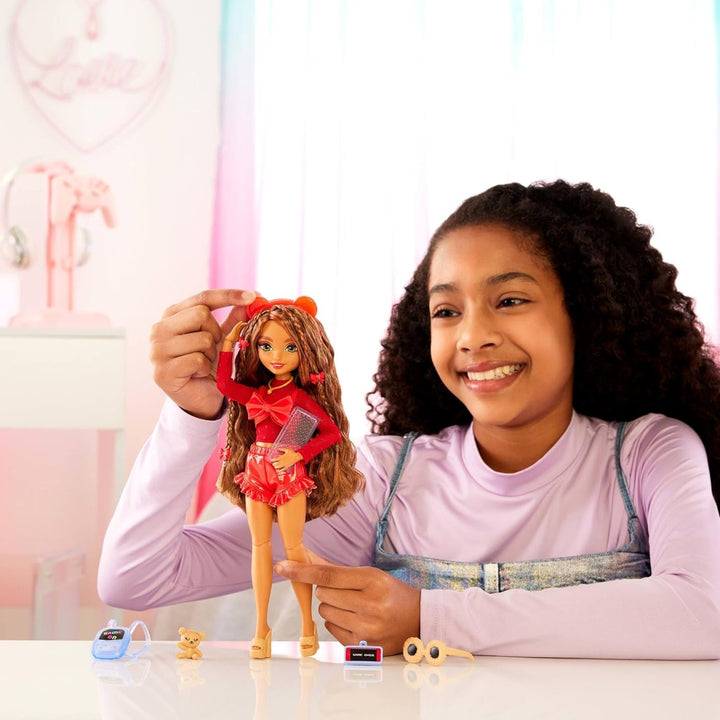 Păpușă Barbie Dream Besties și accesorii, păpușă de modă Teresa mobilă cu păr castaniu și agrafe de păr, 10 bucăți temă jocuri video, HYC23 Papusi Naty Shop