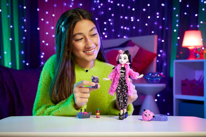 Păpușă MONSTER HIGH și accesorii pentru petrecerea în pijamale, animalul de companie al păpușii Draculaura Bat Count Fabulous, Creepover Party, HPY66 Papusi Naty Shop