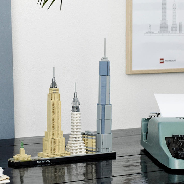 LEGO Arhitectura New York City Set, Skyline Model Kit cu World Trade Centre și Statuia Libertății, Artizanat pentru adulți, Decorațiuni pentru casă și birou, Cadouri pentru femei și bărbați 21028 Seturi de constructie Besuche den LEGO-Store