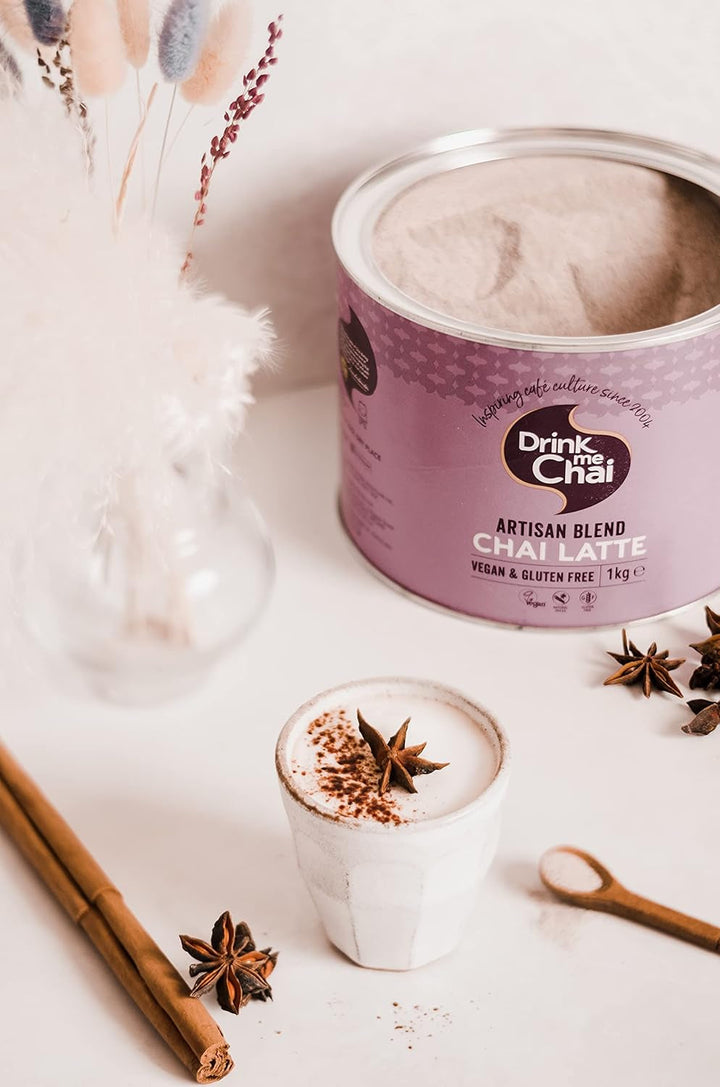Drink Me Chai Artisan Blend Chai Latte 1 kg (pachet de 1), doar adaugă lapte, pudră vegană și fără gluten pentru chai latte (50 de porții în total)