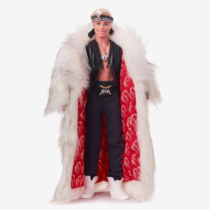 Barbie the Movie păpușă Ken de colecție purtând haină mare din blană artificială și vestă neagră cu franjuri și bandană, HRF31 Papusi Naty Shop